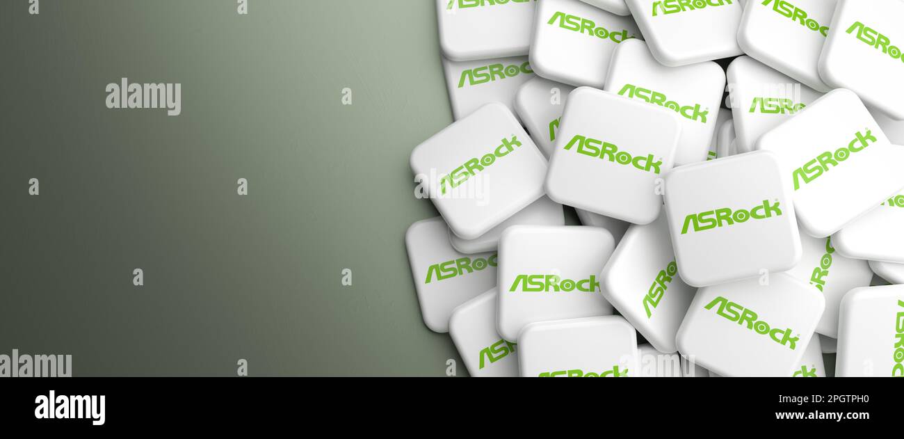 Logos du fabricant de la carte mère PC ASRock sur un tas sur une table. Format de bannière Web, espace de copie. Banque D'Images