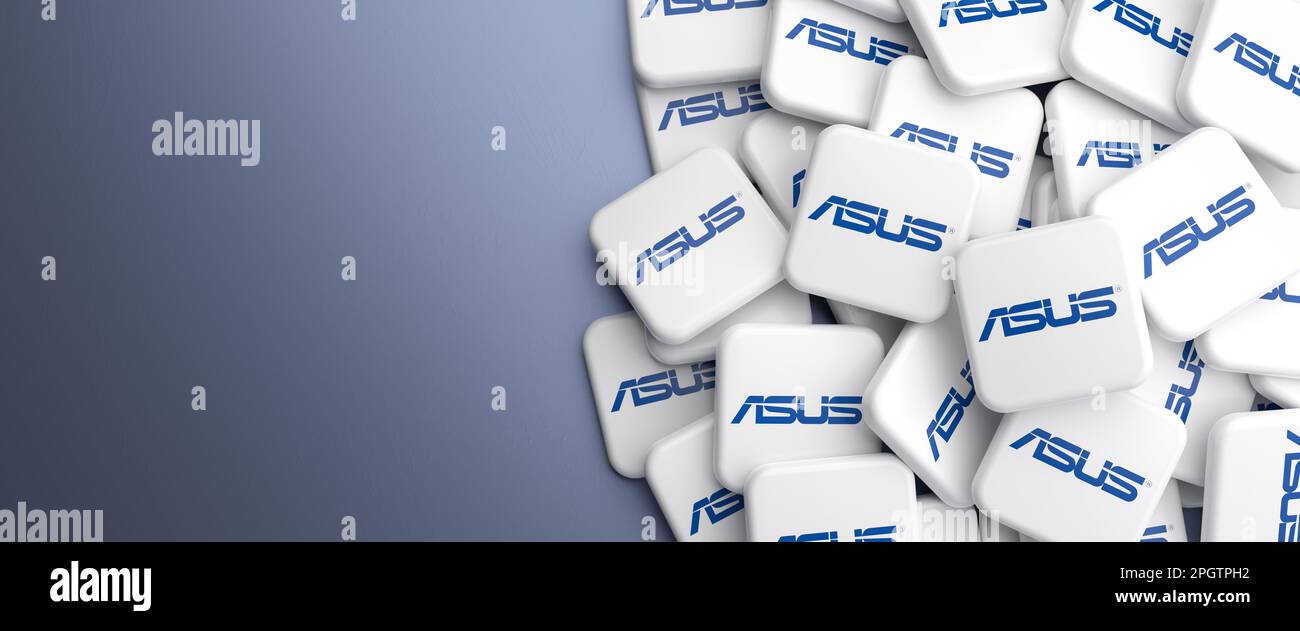 Logos de la carte mère du PC et du fabricant du système Asus sur un tas sur une table. Format de bannière Web, espace de copie. Banque D'Images