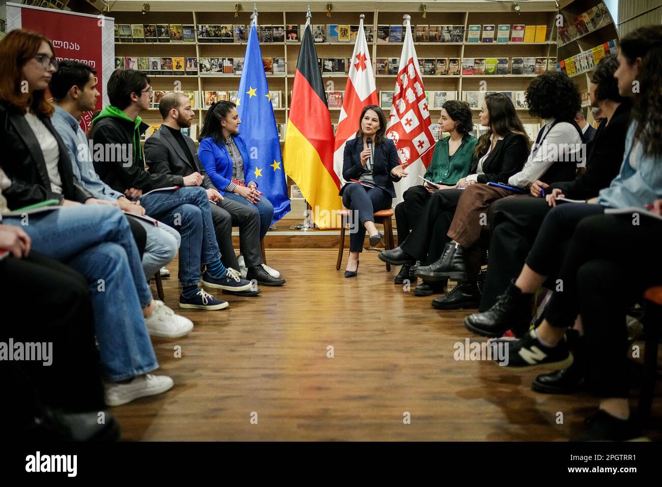 Tiflis, Géorgie. 24th mars 2023. Annalena Baerbock (Bündnis 90/Die Grünen), ministre des Affaires étrangères, s'entretient avec des étudiants de la salle de lecture de l'Université Ilia de Tbilissi. La ministre des Affaires étrangères Annalena Baerbock a promis à la Géorgie le soutien de l'Allemagne dans le processus d'adhésion à l'UE, même face aux tentatives russes d'exercer une influence, et a appelé à de nouvelles réformes. Credit: Kay Nietfeld/dpa/Alay Live News Banque D'Images