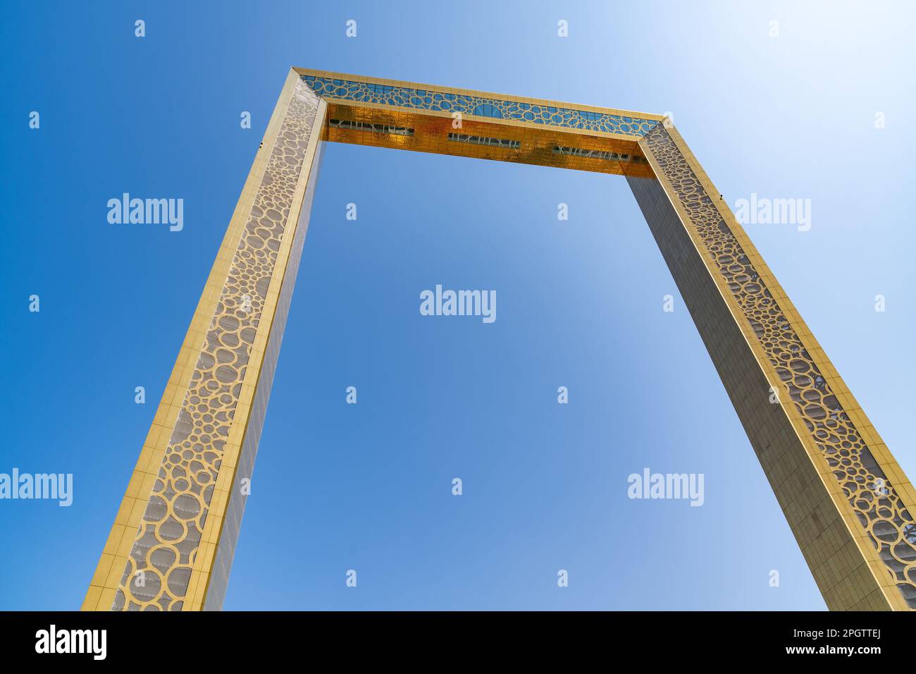 Dubaï, Émirats arabes Unis - 12 mars 2023 : vue sur Dubaï Frame tout en marchant au parc Zabeel pendant une journée ensoleillée Banque D'Images