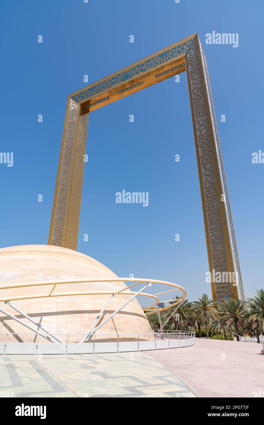 Dubaï, Émirats arabes Unis - 12 mars 2023 : vue sur Dubaï Frame tout en marchant au parc Zabeel pendant une journée ensoleillée Banque D'Images