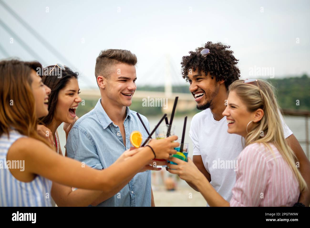 La joie d'été et l'amitié avec les jeunes en vacances. Concept de bonheur des gens. Banque D'Images