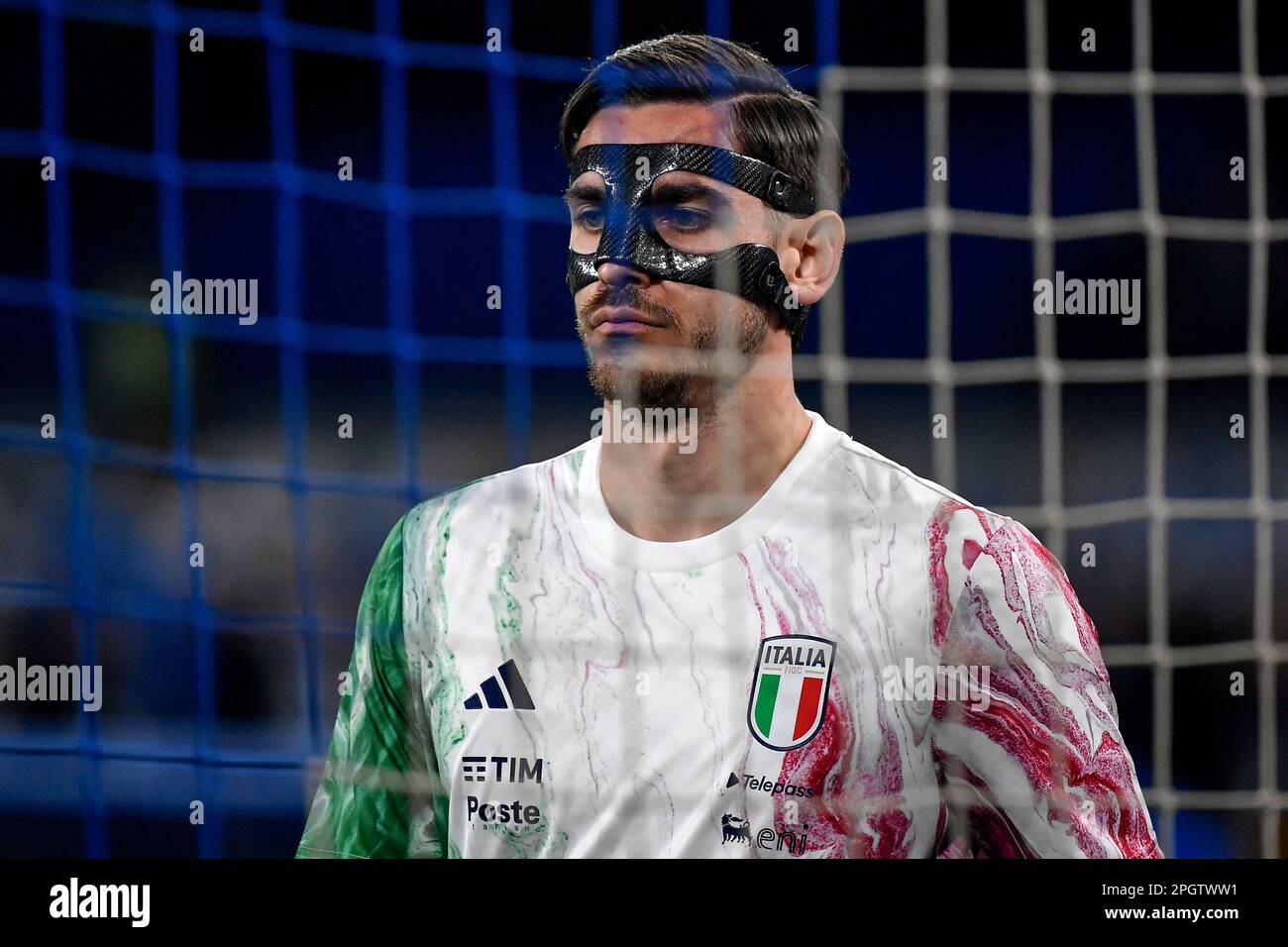 Alex Meret d'Italie se réchauffe lors du port d'un masque de protection le match de football du groupe C de qualification de championnat européen de l'UEFA EURO2024 entre ITA Banque D'Images