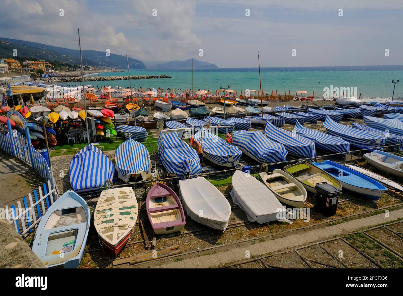 De nombreux bateaux colorés sur le rivage de l'autre côté de la vue sur le bord de mer à Lavagna, Ligurie, Italie. Vue sur la côte Banque D'Images