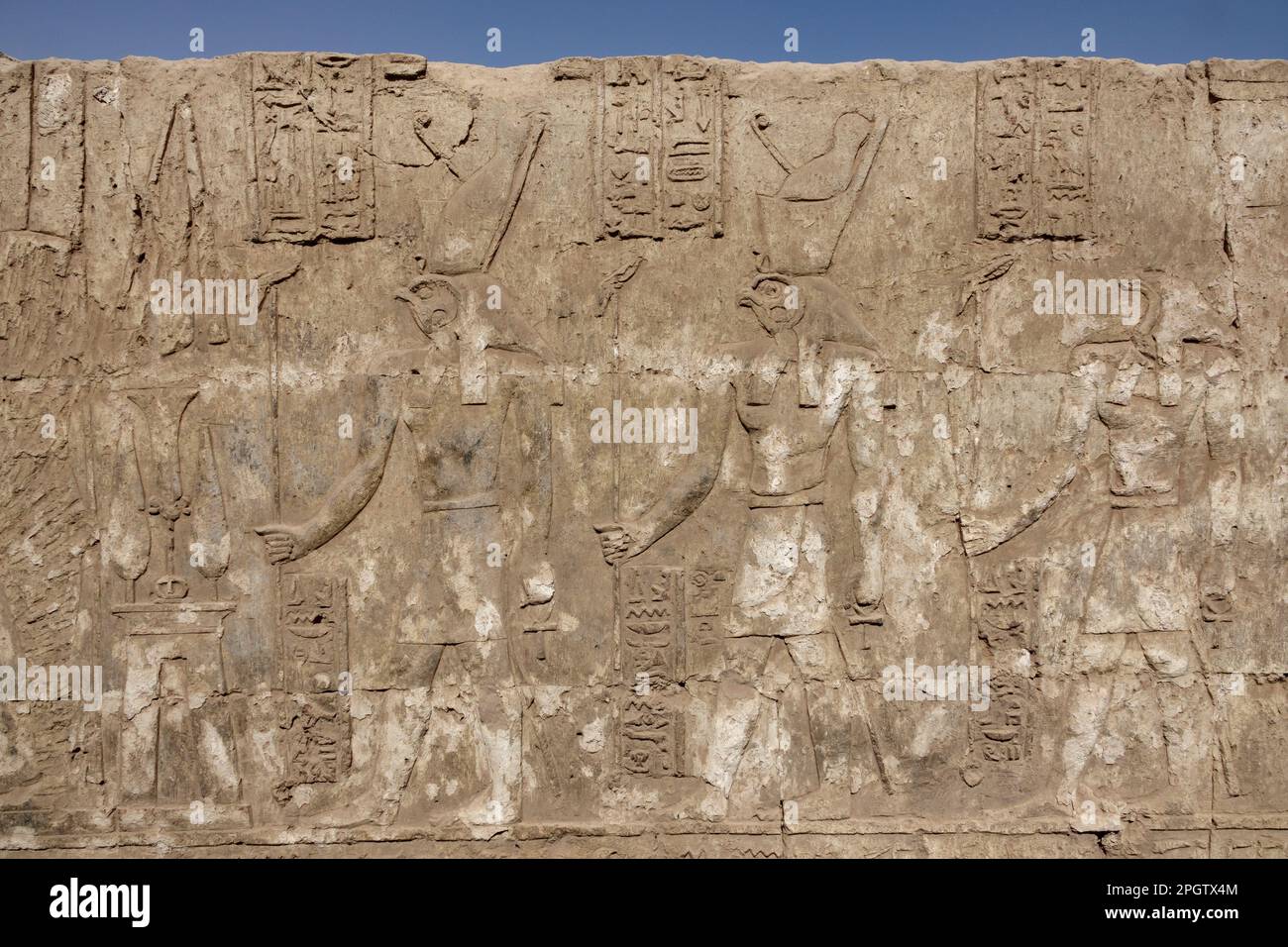 Gros plan des travaux de secours et de la décoration dans le temple ptoléméen d'Athribis, également connu sous le nom de Wanina, près d'Akhmim, gouvernorat de Sohag, Moyen-Égypte Banque D'Images