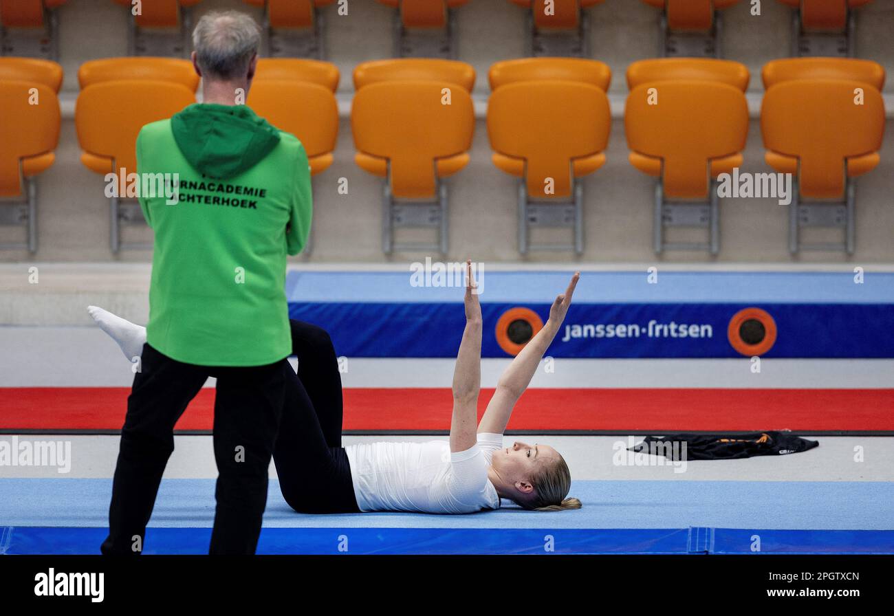 ROTTERDAM - Sanne Wevers et Vincent Wevers lors du premier titre de champion d'Europe pour le combat de titre européen en Turquie. C'est la première fois depuis les Jeux Olympiques de Tokyo en 2021 que Wevers est de retour en action. ANP IRIS VANDEN BROEK Banque D'Images