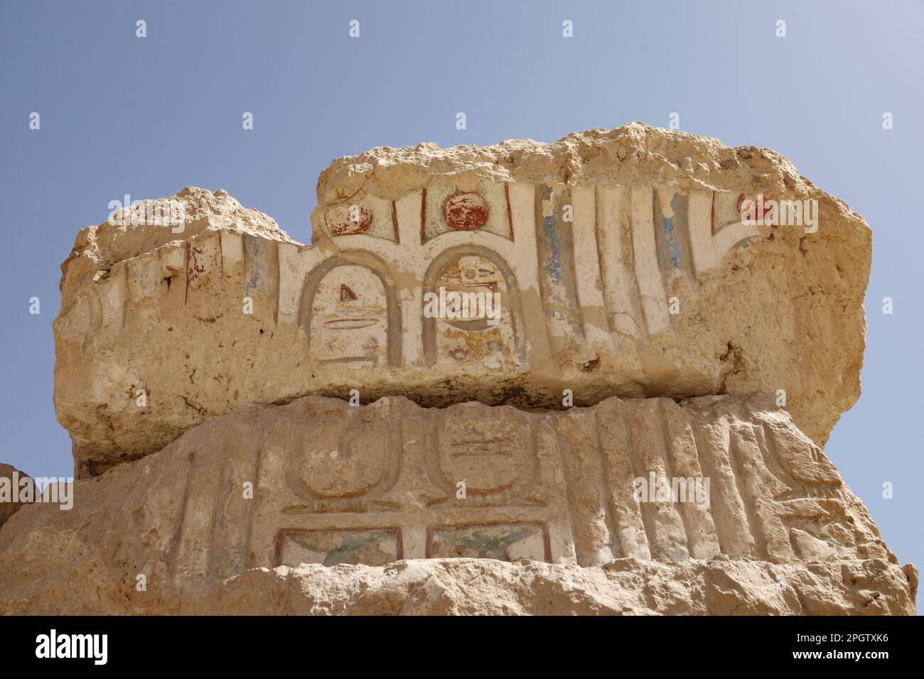Capitale de la colonne dans le temple de Ptoléméen à Athribis, également connu sous le nom de Wanina, près d'Akhmim, gouvernorat de Sohag, Moyen-Égypte Banque D'Images