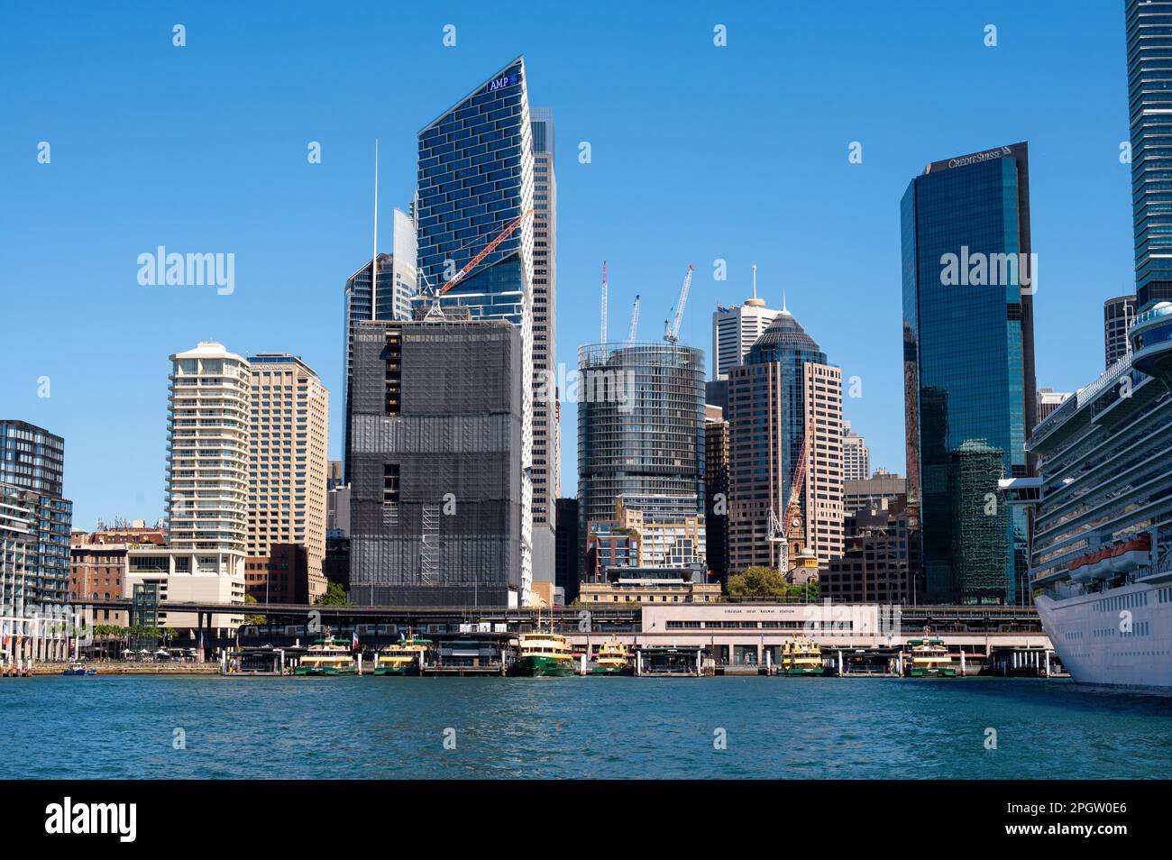 Circular Quay Railway Station et Ferry Wharf, Sydney Harbour, Australie, Nouvelle-Galles du Sud, photographiés depuis un ferry portuaire à l'approche du bateau Banque D'Images