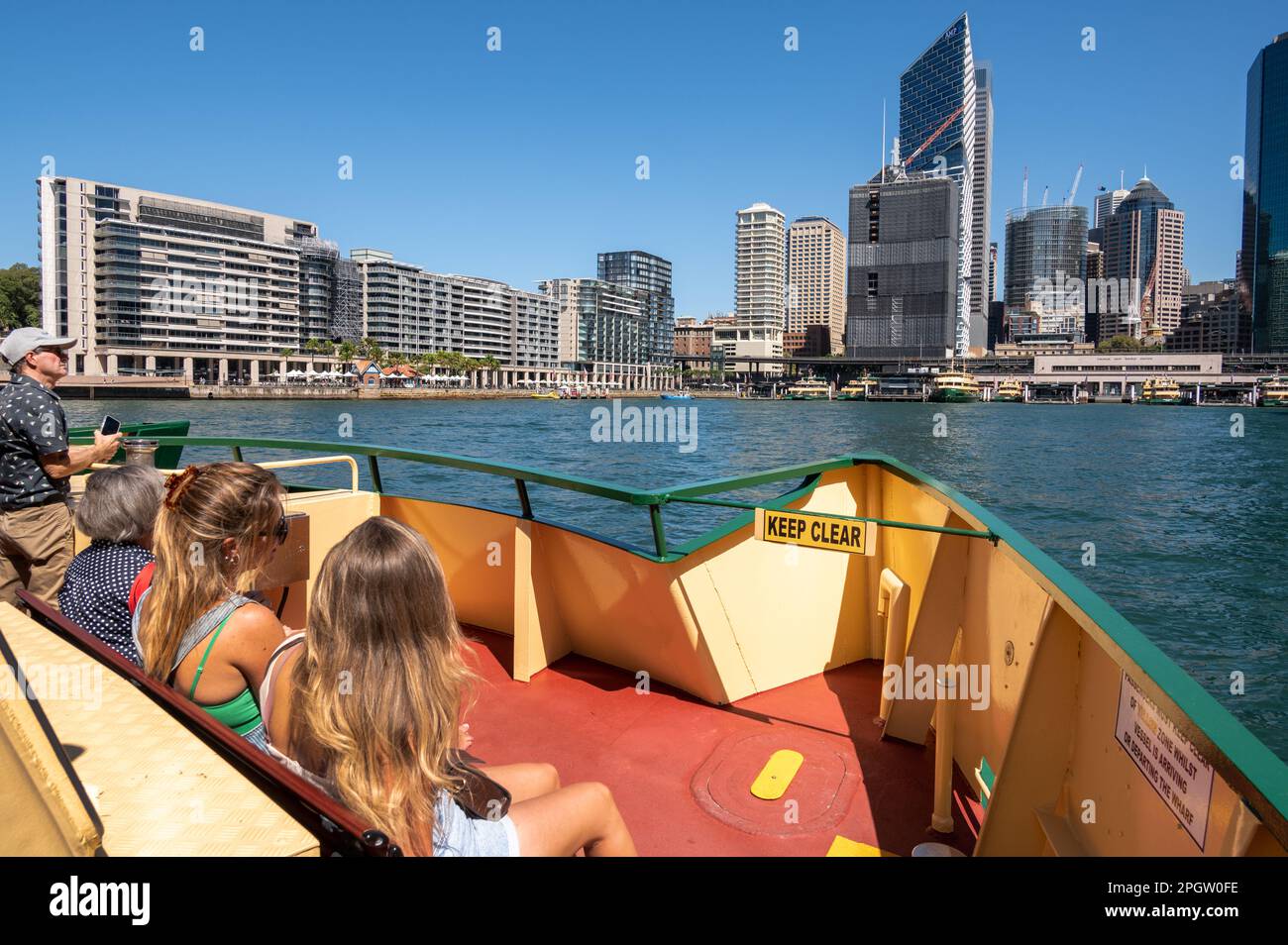Circular Quay Railway Station et Ferry Wharf, Sydney Harbour, Australie, Nouvelle-Galles du Sud, photographiés depuis un ferry portuaire à l'approche du bateau Banque D'Images