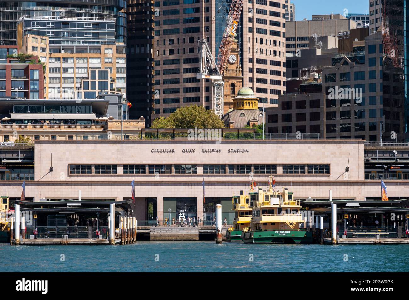 Circular Quay Railway Station et Ferry Wharf, Sydney Harbour, Australie, Nouvelle-Galles du Sud, photographiés depuis un ferry portuaire à l'approche du bateau Banque D'Images