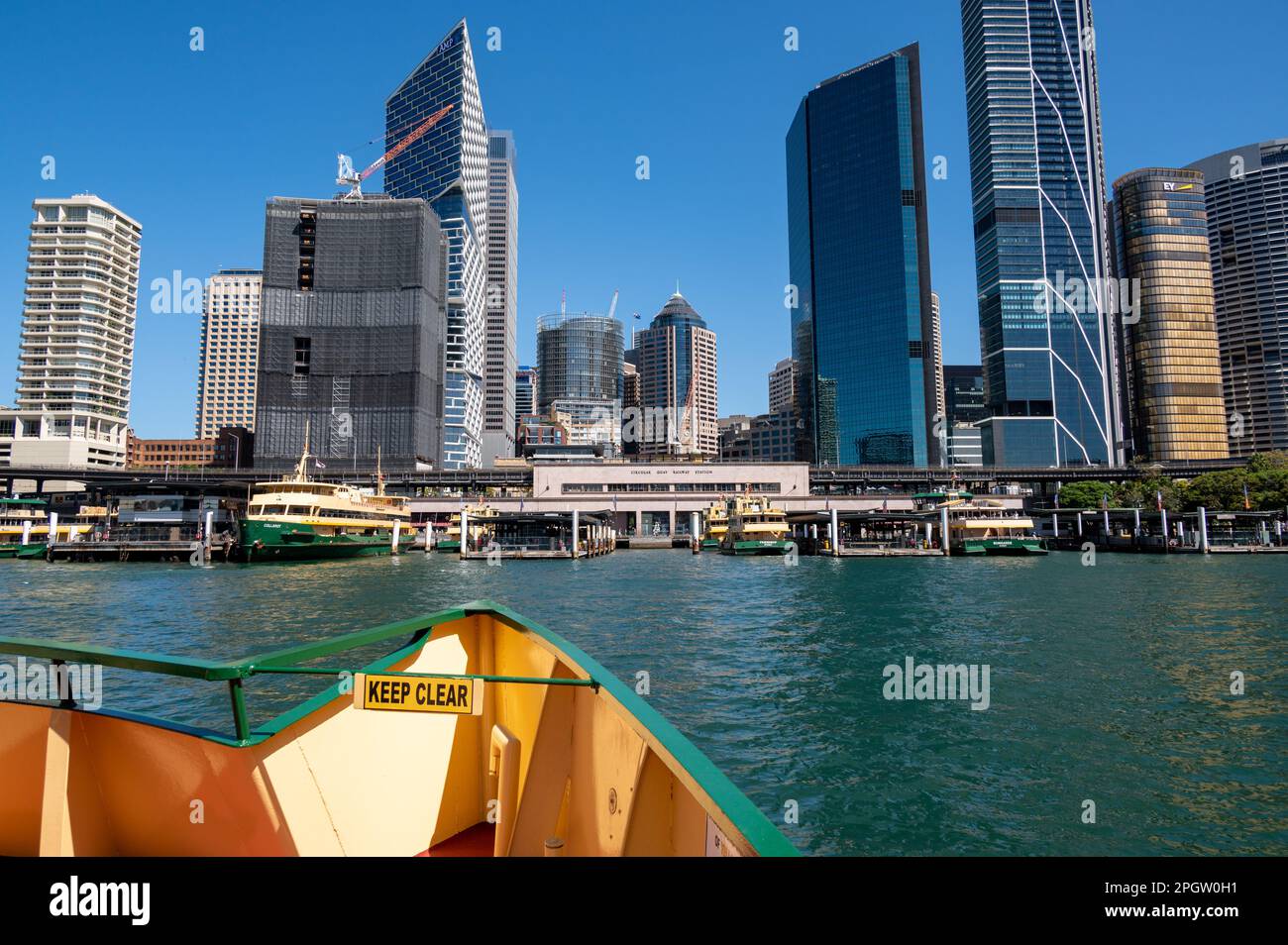 Circular Quay Railway Station et Ferry Wharf, Sydney Harbour, Australie, Nouvelle-Galles du Sud, photographiés depuis un ferry portuaire à l'approche du bateau Banque D'Images