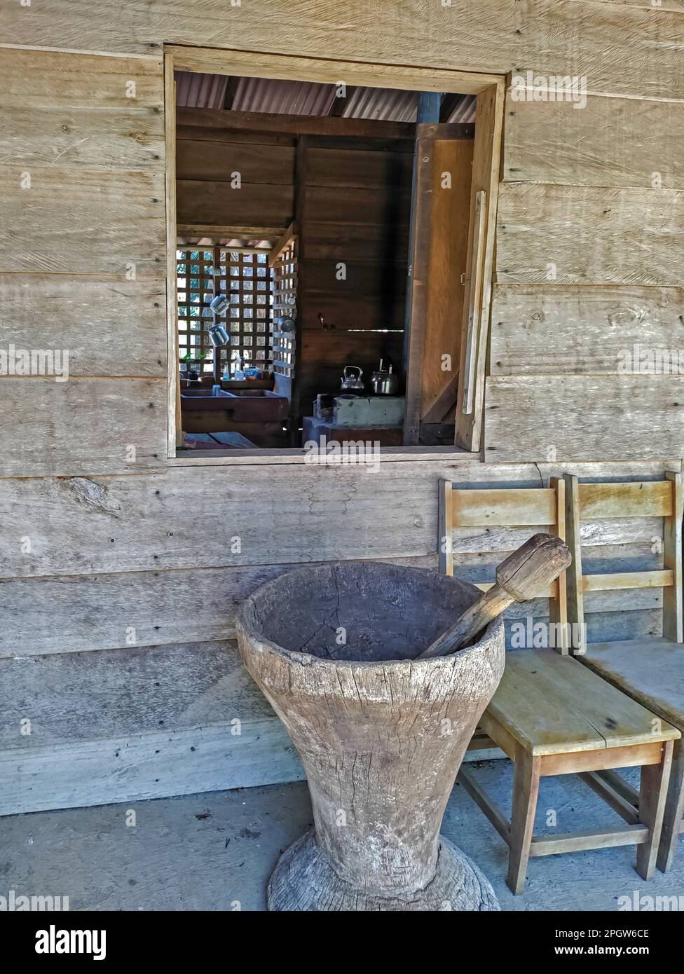 Naranjo, Costa Rica - ancien moulin à café en bois à l'extérieur d'une cavita (ferme) traditionnelle costaricienne à la ferme de café Espirituu Santo et proc Banque D'Images