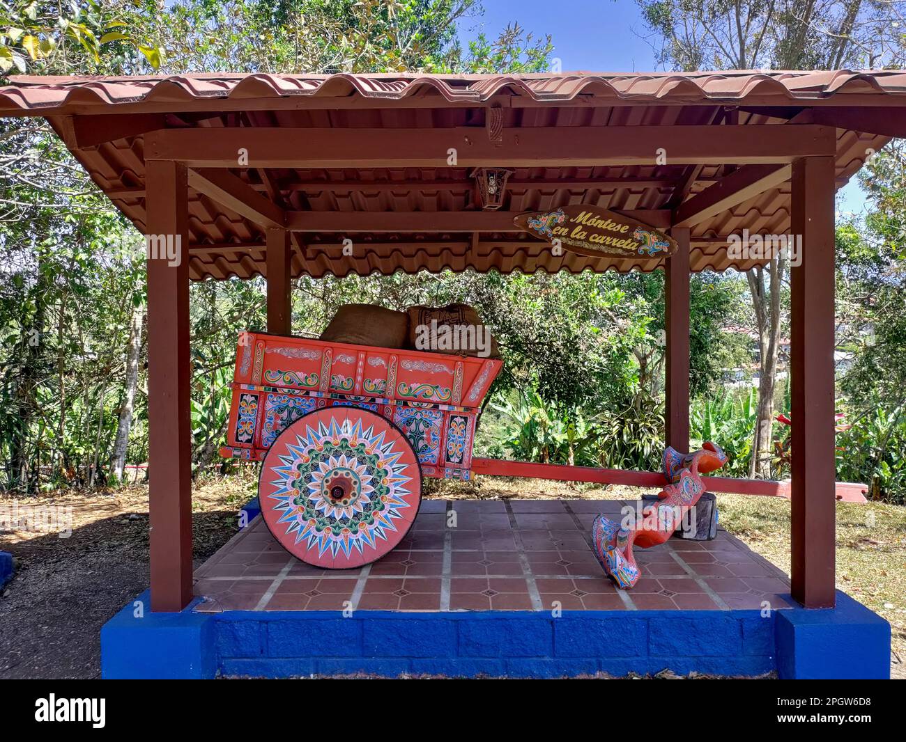 Naranjo, Costa Rica - Une charrette costaricienne peinte (carreta) à la ferme et à l'usine de transformation de café Espirituu Santo. L'oxcart est important au Costa Banque D'Images