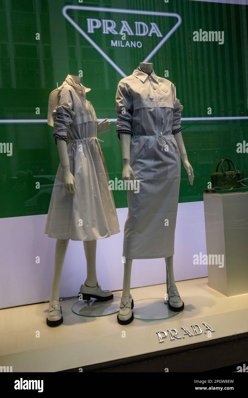 Prada est un magasin de luxe sur la Cinquième Avenue à Midtown Manhattan, New York City, USA 2023 Banque D'Images