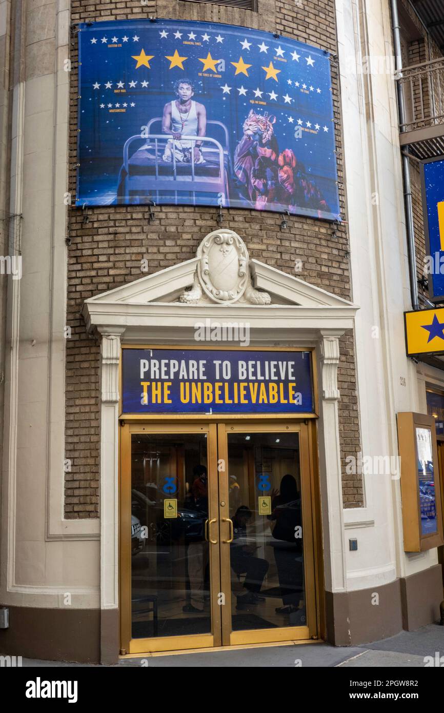Schoenfeld Theatre in Times Square annonçant la « vie de Pi », New York City, États-Unis 2022 Banque D'Images