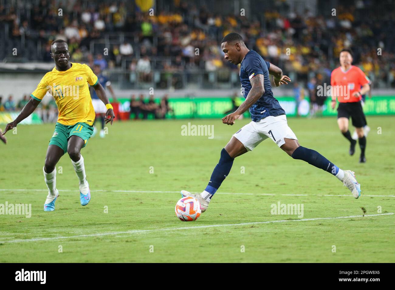 24th mars 2023 ; Stade CommBank, Sydney, Nouvelle-Galles du Sud, Australie : football international amical , Australie contre Equateur ; Pervis Estupinan de l'Equateur prend un coup de feu sur le but Banque D'Images