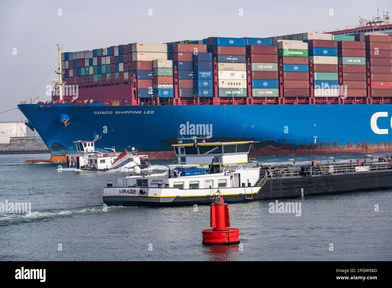 Harbour Tung amène le cargo porte-conteneurs Cosco Shipping Leo à son poste d'amarrage à Hutchison ports ECT Euromax, sur le Yangtzekanaal sur Maasvlakte 2, Rotte Banque D'Images