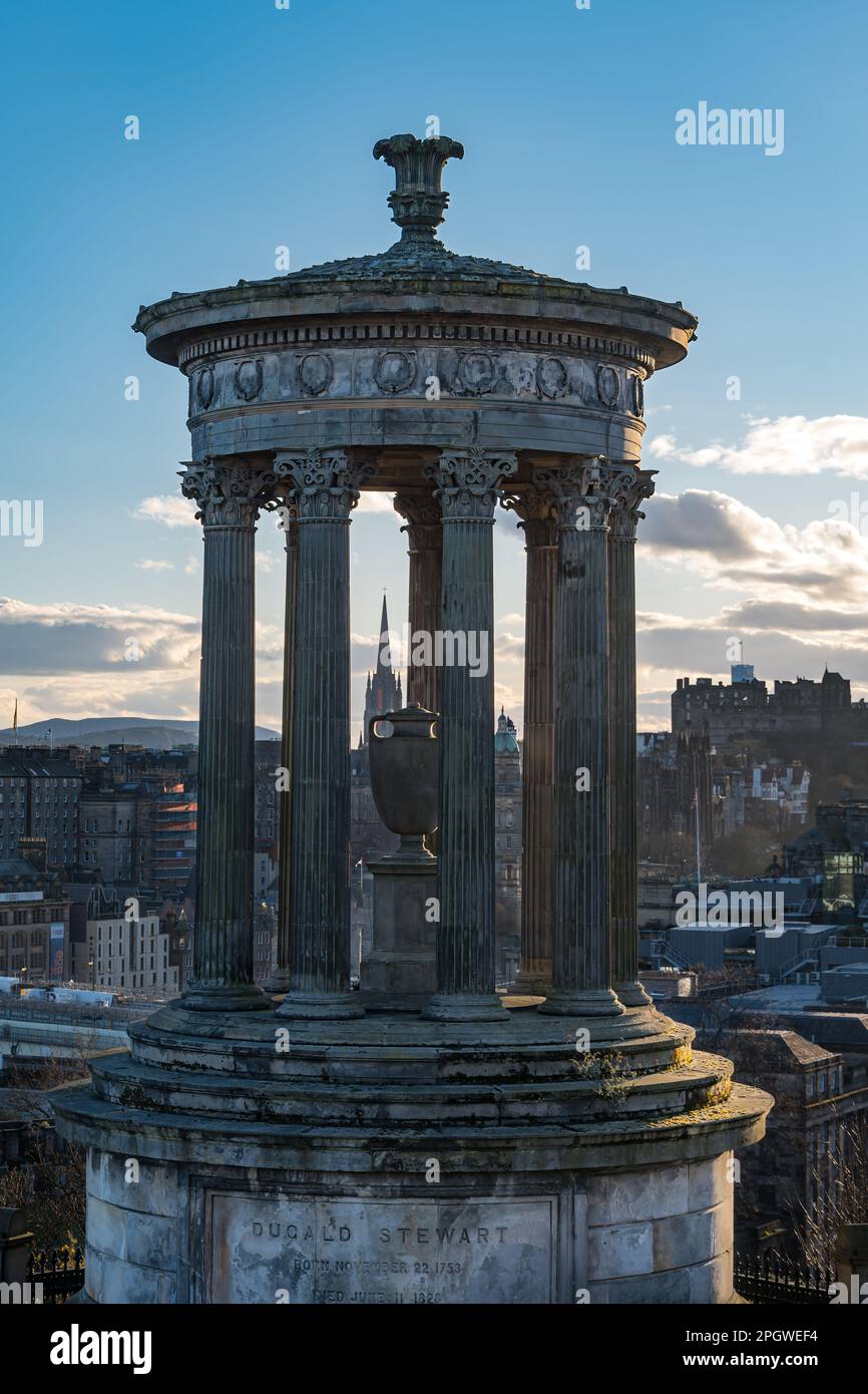 Monument de Dugald Stewart et vue sur le centre-ville, Calton Hill, Édimbourg, Écosse, Royaume-Uni Banque D'Images