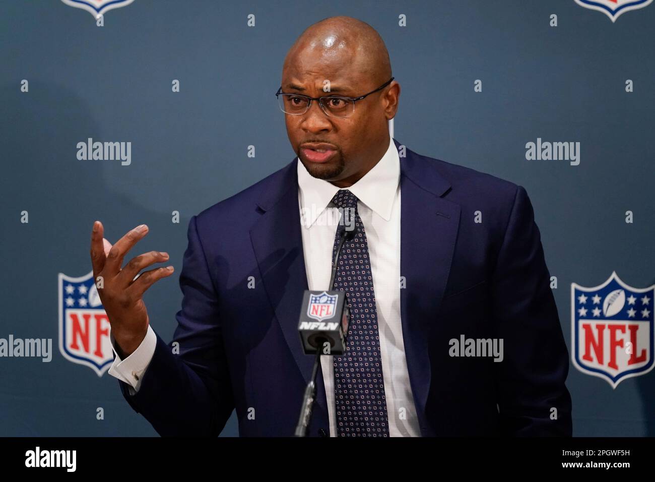 FILE - Troy Vincent, Executive Vice President of Football Operations at the NFL, speaks to reporters during NFL meetings in New York, Tuesday, Oct. 26, 2021. The NFL will consider significant changes to the kicking game. Troy Vincent said Friday, March 24, 2023, that the competition committee looked at various rules on kickoffs in college and the spring leagues to try to reduce injuries on what is one of the more dangerous plays. (AP Photo/Seth Wenig, File) Banque D'Images