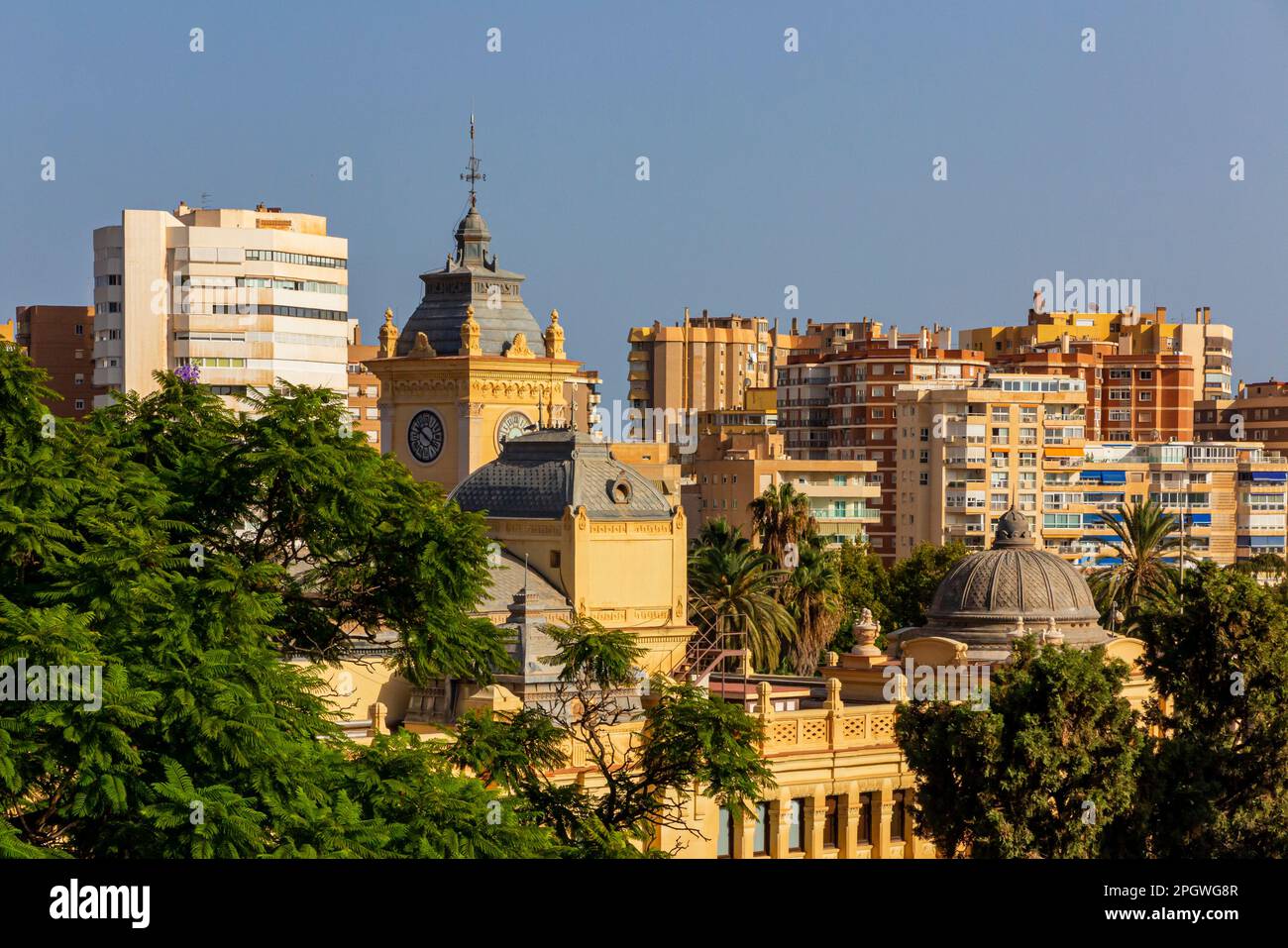 Vue sur les maisons, les appartements et les bâtiments de Malaga une grande ville dans la province de Malaga, Andalousie, sud de l'Espagne. Banque D'Images