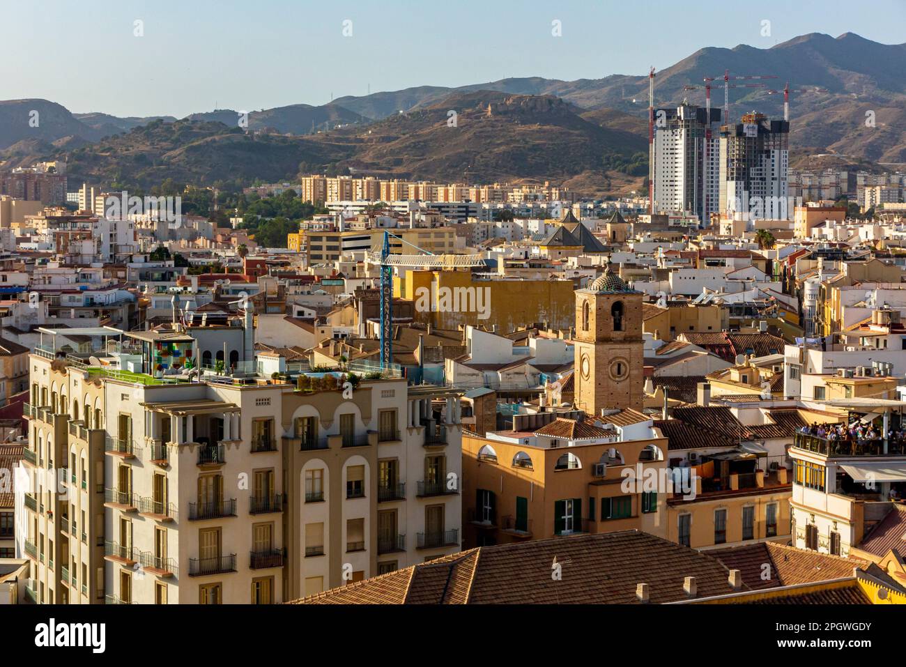 Vue sur les maisons, les appartements et les bâtiments de Malaga une grande ville dans la province de Malaga, Andalousie, sud de l'Espagne. Banque D'Images