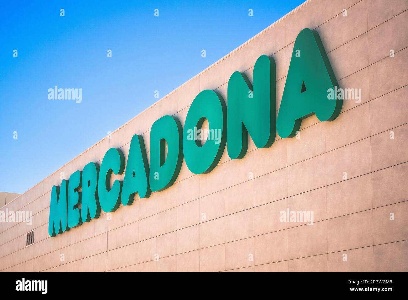 Finestrat, Espagne 15 mars 2023 logo du supermarché Mercadona sur le mur du magasin