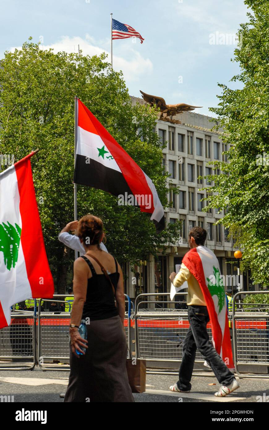 Les manifestants avec les drapeaux libanais défilent devant l'ambassade américaine avec le drapeau américain. Londres, Royaume-Uni. Guerre entre Israël et le Hezbollah, août 2006. Banque D'Images