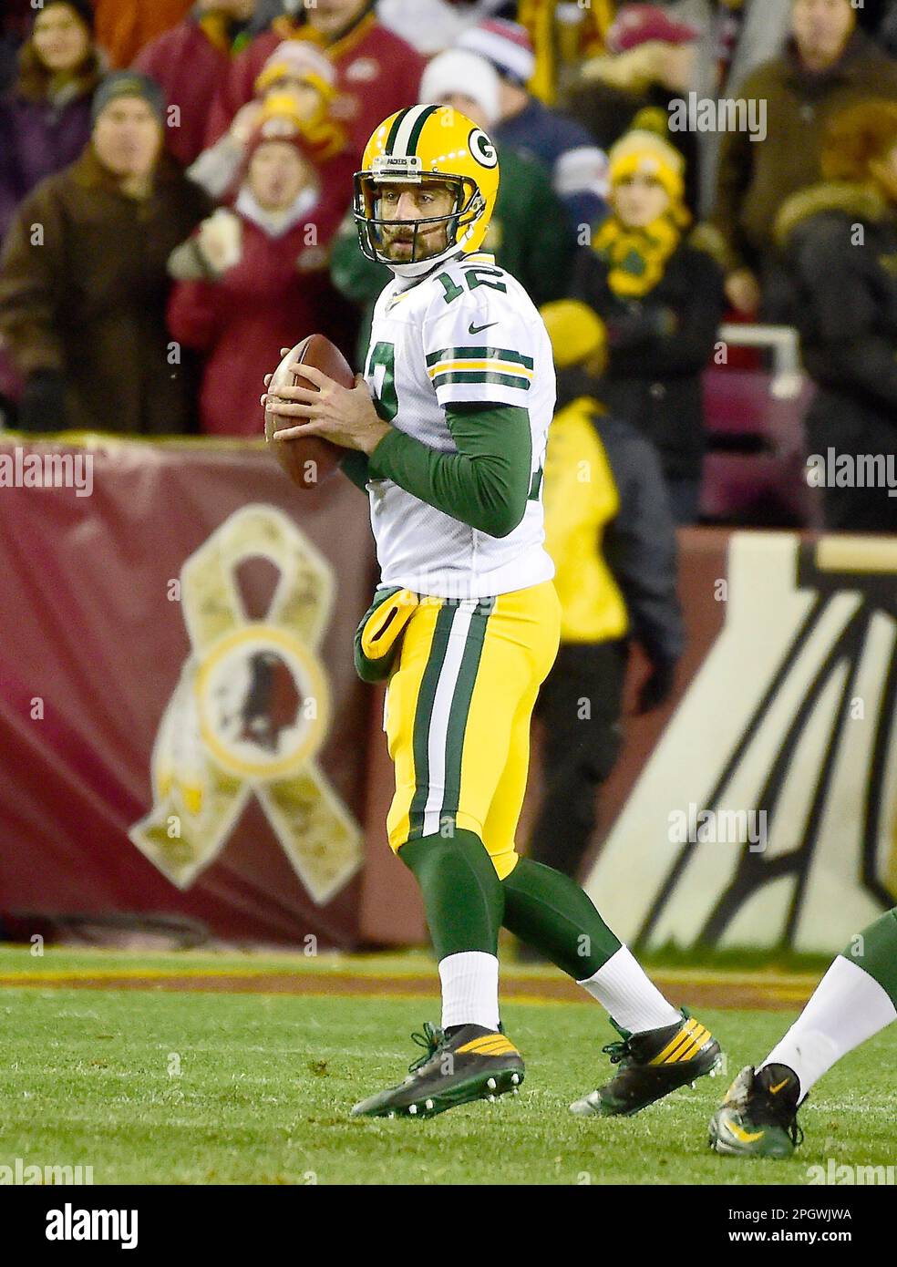 Le quarterback des Packers de Green Bay Aaron Rodgers (12) cherche un receveur au premier trimestre de l'action contre les Redskins de Washington à FedEx Field à Landover, Maryland, le dimanche, 20 novembre 2016.Credit: Ron Sachs / CNP /MediaPunch Banque D'Images