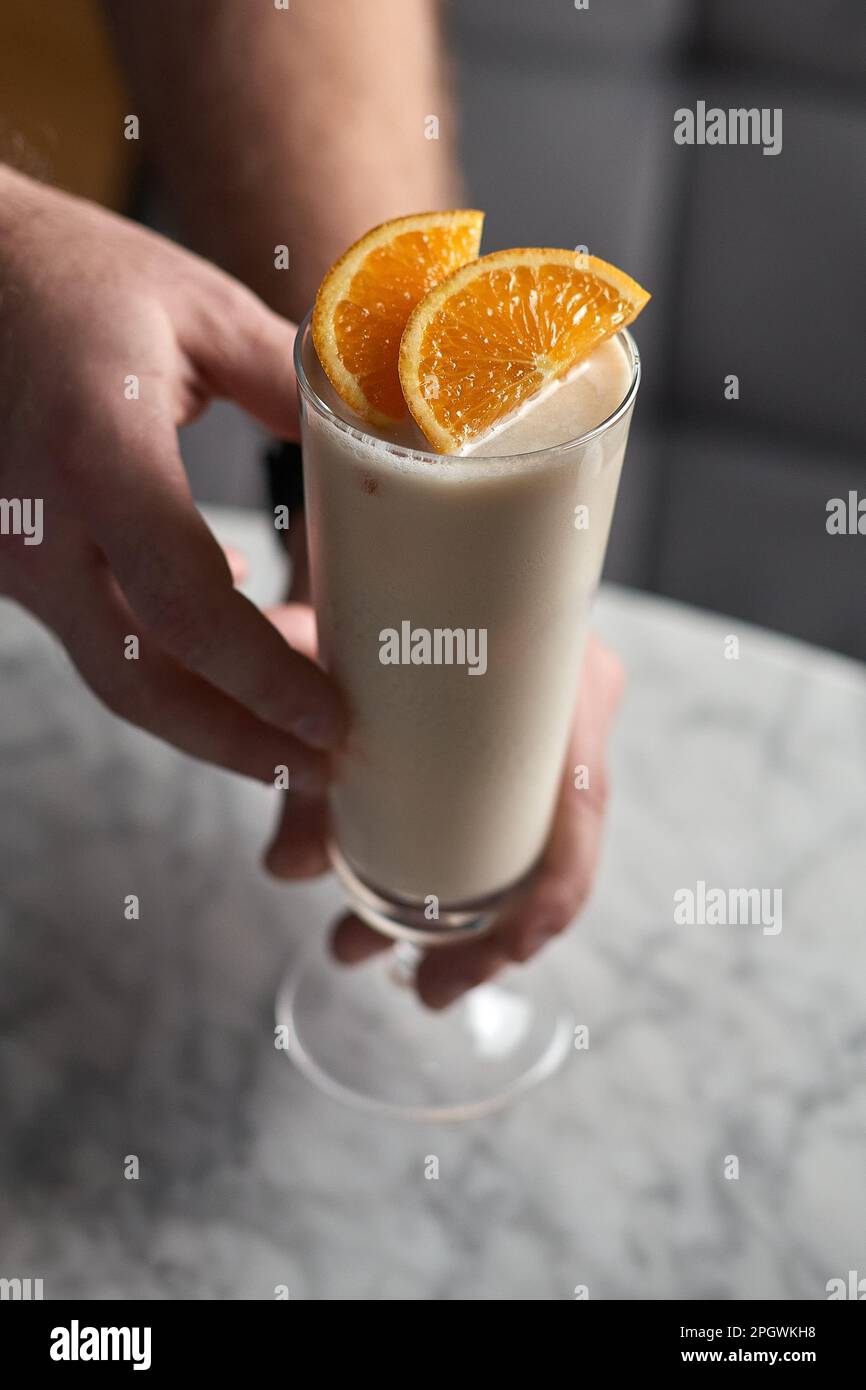 Mocktail crémeux.Cocktail froid sans alcool avec jus de citron et lait concentré sucré. Boisson délicieuse. Banque D'Images