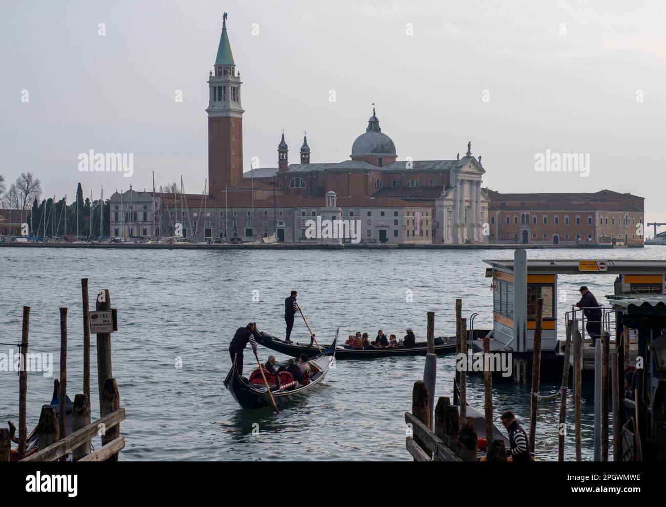 Gondoliers travaillant sur le Grand Canal à San Marco, Venise, Italie Banque D'Images