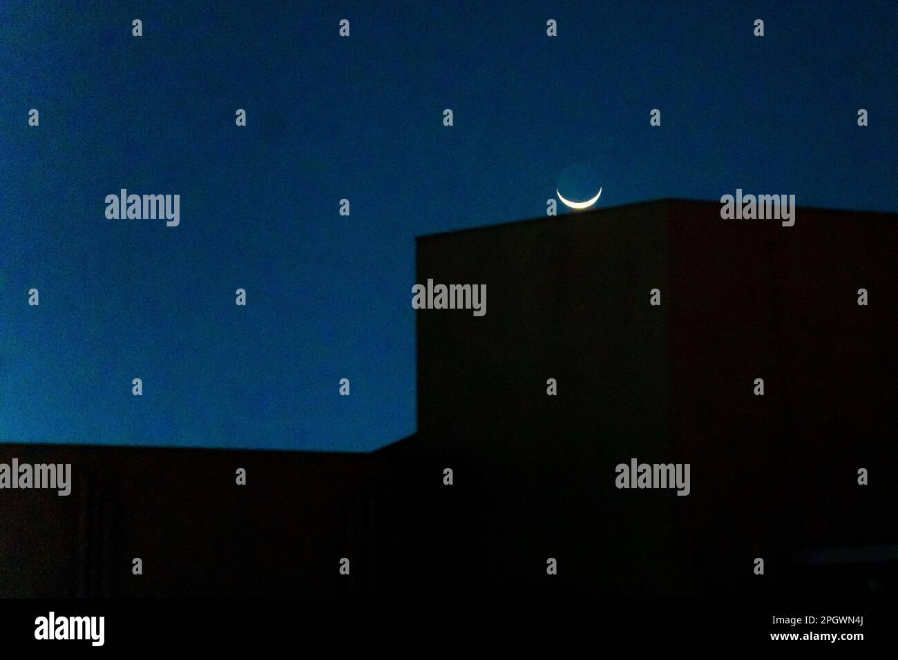 Ahmedabad, Gujarat, Inde. 24th mars 2023. Phénomène rare appelé ''˜occultation lunaire de Vénus' où la Lune de Cressent et la planète Vénus apparaissent très proches l'une de l'autre. La dernière occultation lunaire de Vénus observable a été en 2010, et la suivante ne sera pas vue avant 2063, le vendredi 24th mars 2023, Ahmedabad. (Credit image: © Sauragh Sirohiya/ZUMA Press Wire) USAGE ÉDITORIAL SEULEMENT! Non destiné À un usage commercial ! Crédit : ZUMA Press, Inc./Alay Live News Banque D'Images