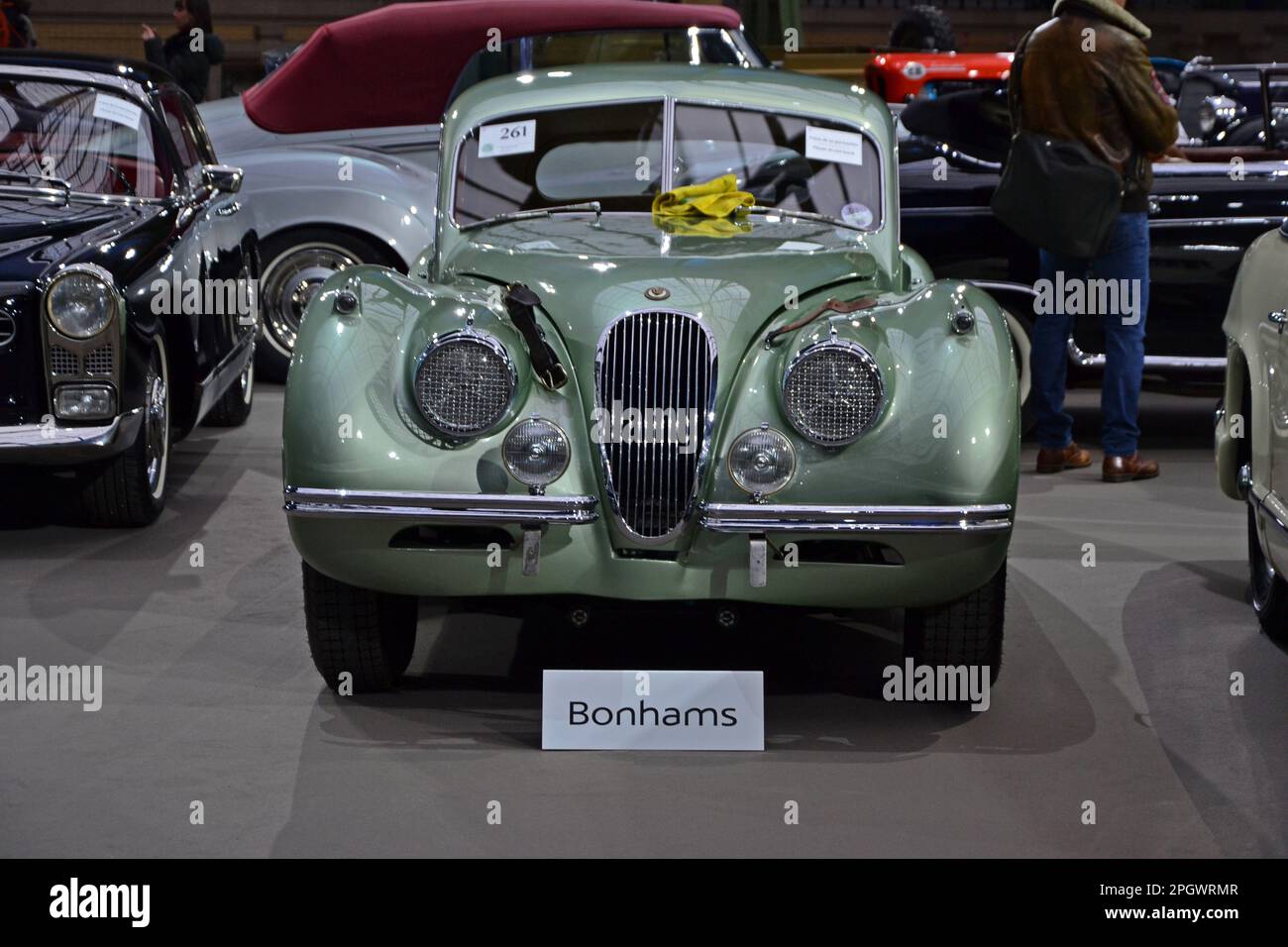 Paris, France - 4 février 2020 : vente de Bonhams 2020 au Grand Palais de Paris. Concentrez-vous sur un coupé Jaguar XK120 vert 1952. N° de châssis 680421. Banque D'Images