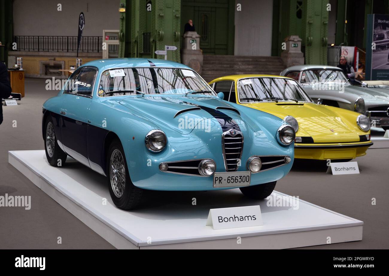Paris, France - 4 février 2020 : vente de Bonhams 2020 au Grand Palais de Paris. Focus sur un bleu 1955 Alfa Romeo 1900C SZ coupé. Banque D'Images