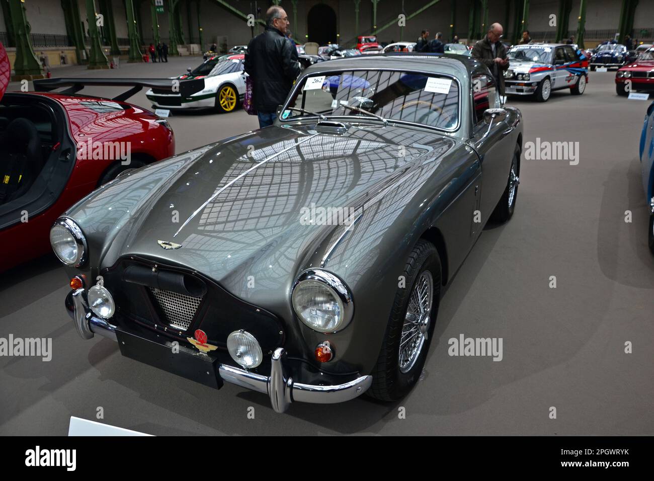 Paris, France - 4 février 2020 : vente de Bonhams 2020 au Grand Palais de Paris. Concentrez-vous sur une berline sport Aston Martin DB MkIII grise 1958. Banque D'Images