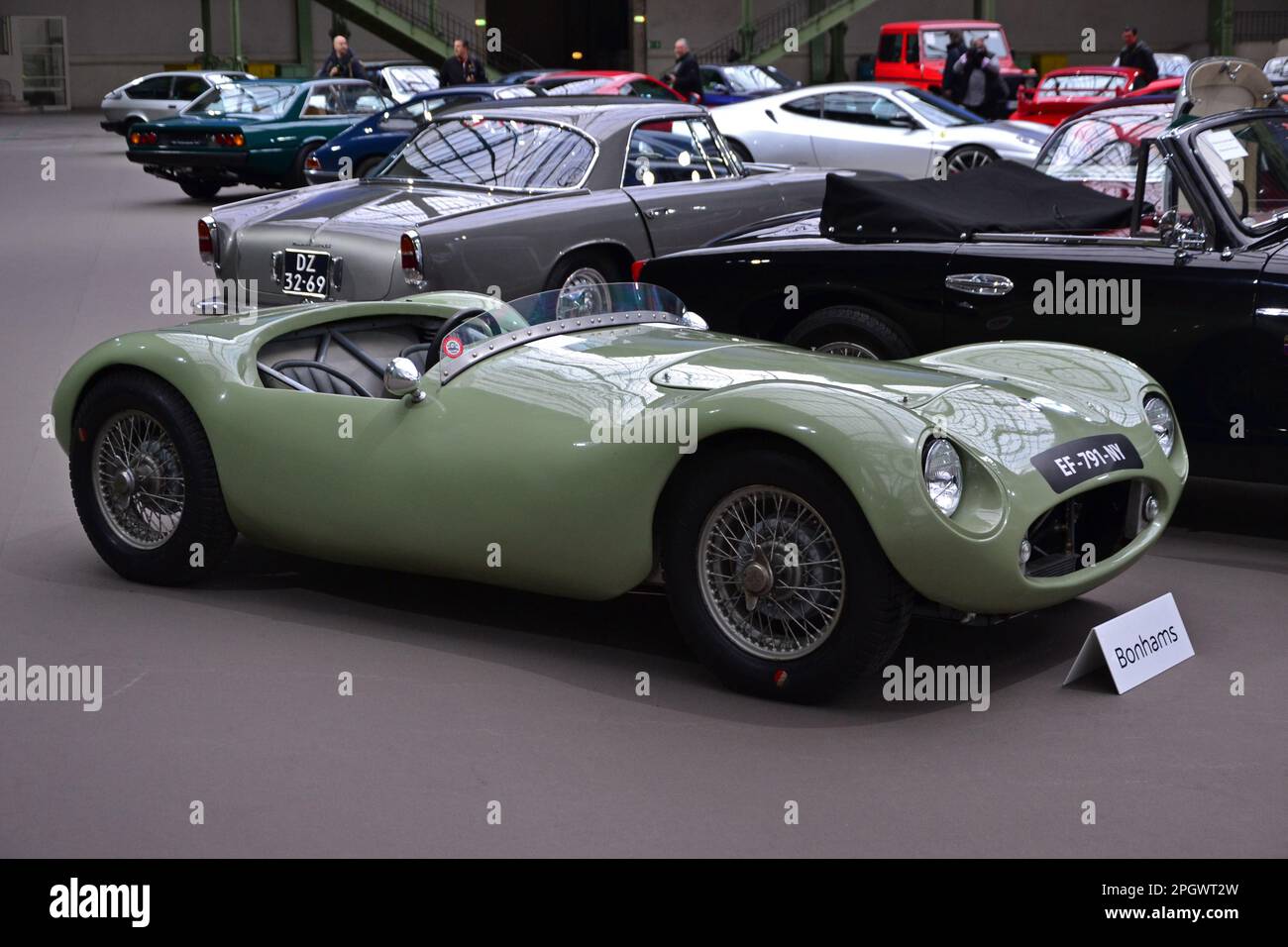 Paris, France - 4 février 2020 : vente de Bonhams 2020 au Grand Palais de Paris. Concentrez-vous sur un coureur sportif 1955 Elva Mk1/B. N° de châssis 100/B/41. Banque D'Images