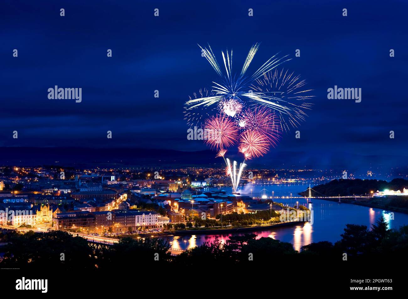 Feux d'artifice au-dessus de Derry City, comté de Londonderry, Irlande du Nord Banque D'Images