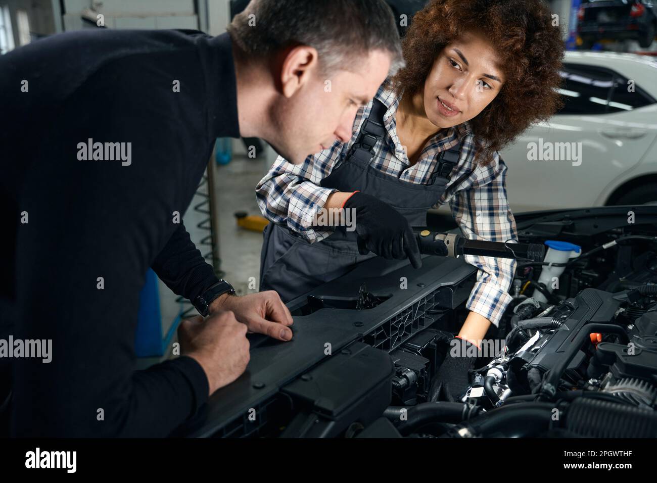 Regarde sous le capot de la voiture Banque de photographies et d’images ...