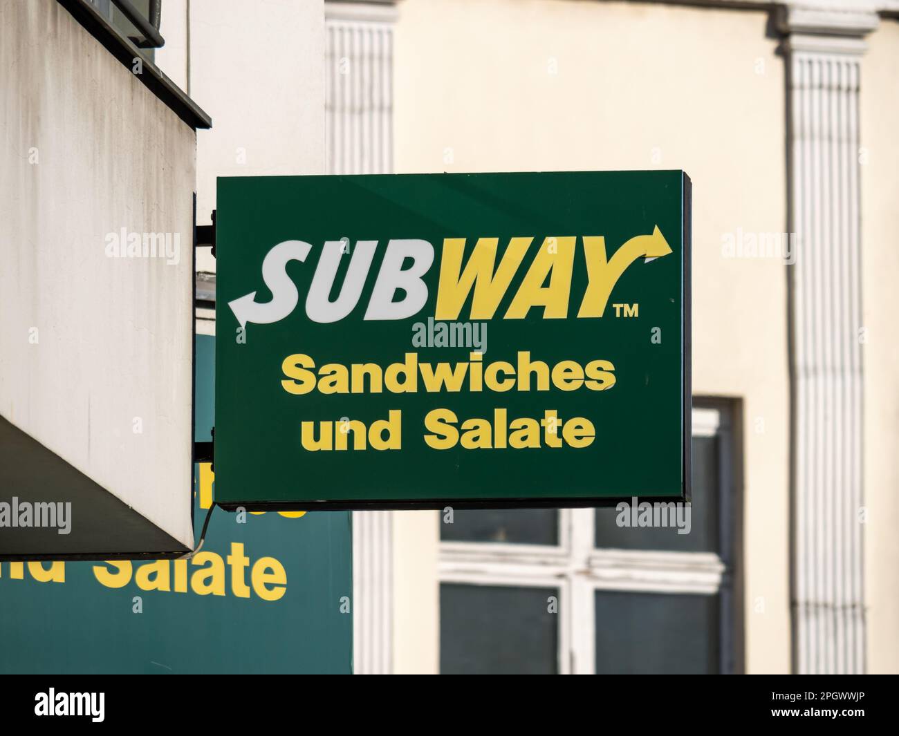 Subway, restaurant de restauration rapide américain, publicité sur un mur de bâtiment. Signez avec le logo et les produits. Gros plan de la signalisation extérieure. Banque D'Images