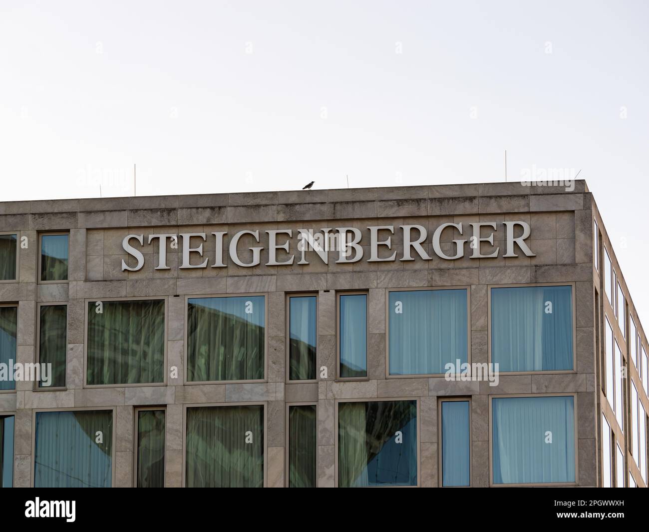 Steigenberger hôtel de luxe dans la ville. Logo sur la façade. Extérieur du bâtiment dans une architecture moderne. Industrie du voyage et du tourisme. Banque D'Images