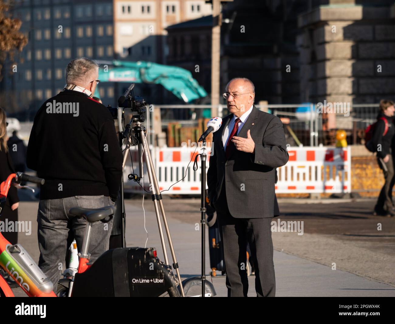 Josip Juratovic donnant une interview à côté du bâtiment Reichstag. Le politicien du SPD est membre du Parlement allemand. Banque D'Images