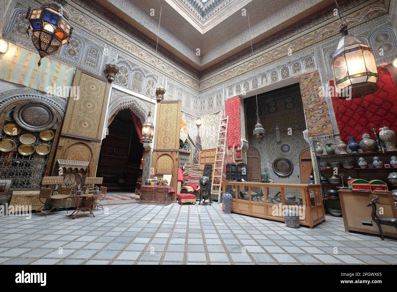 Intérieur d'une chambre à Fès Maroc. Décoration intérieure orientale traditionnelle avec arches et motifs géométriques. Banque D'Images
