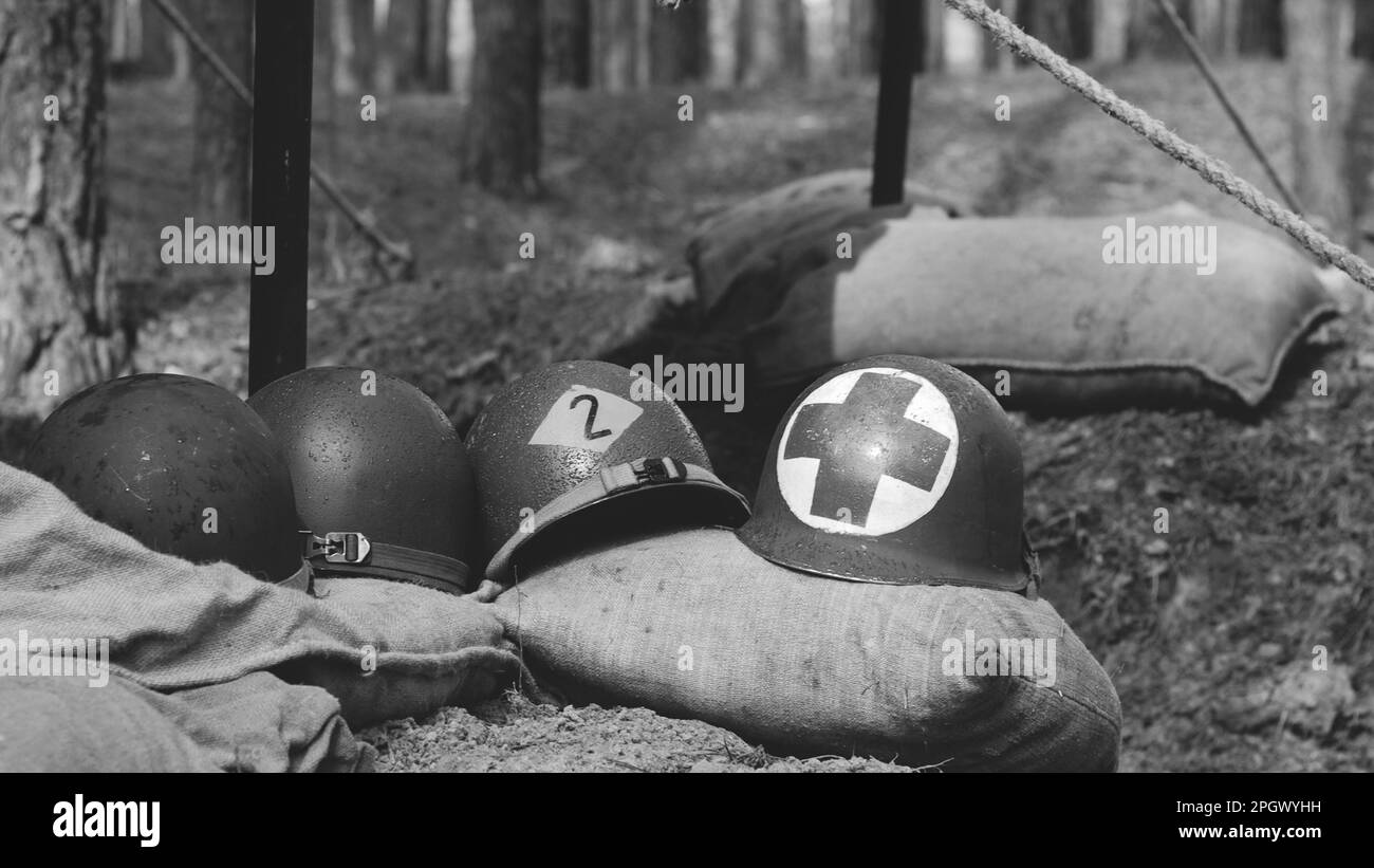 Casques métalliques américains de la Seconde Guerre mondiale de l'infanterie de l'armée des États-Unis Soldi Banque D'Images
