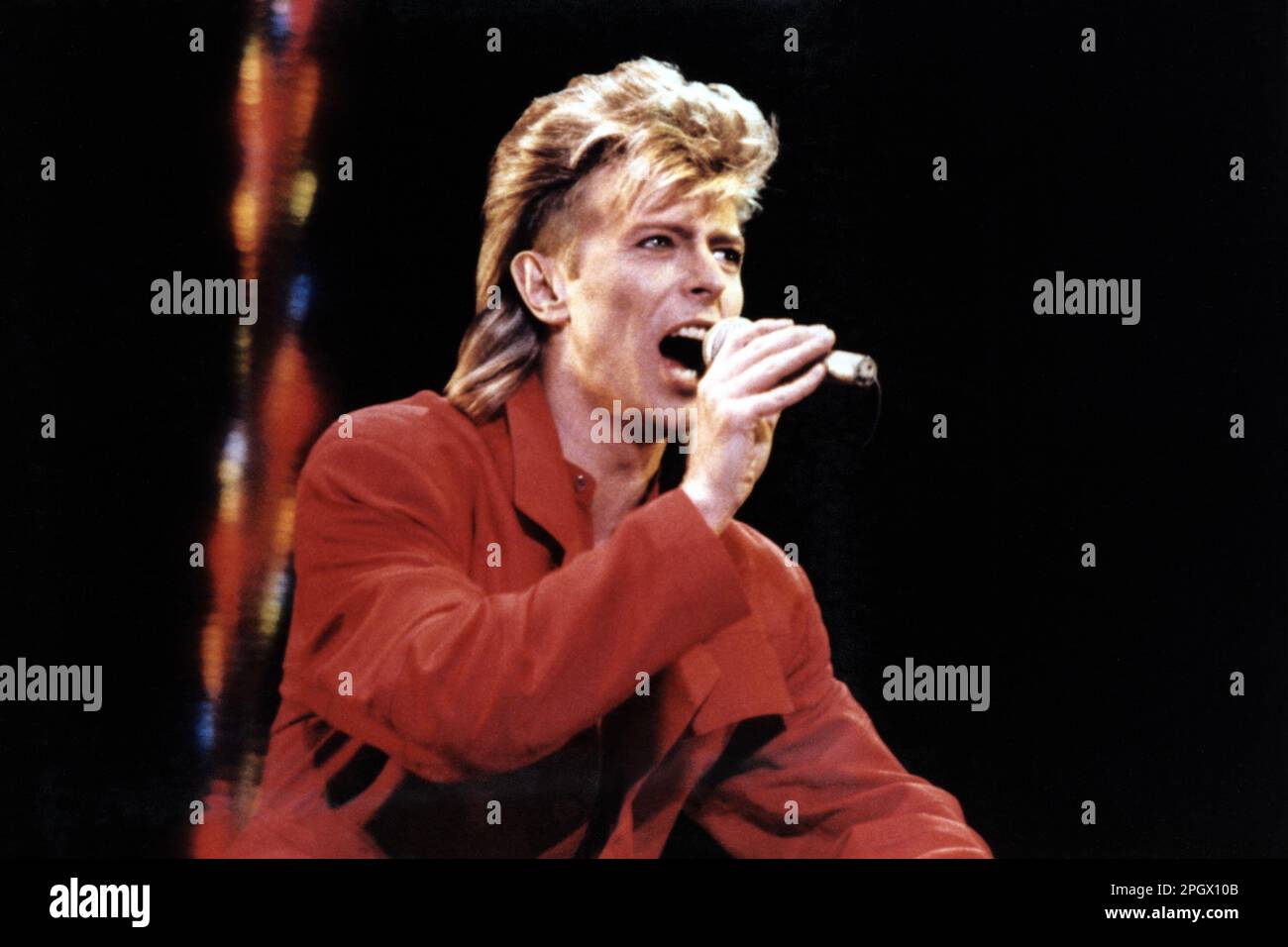 David Bowie chante en plein air au stade d'exposition, Toronto, Ontario, Canada, 24 août, 1987. Banque D'Images