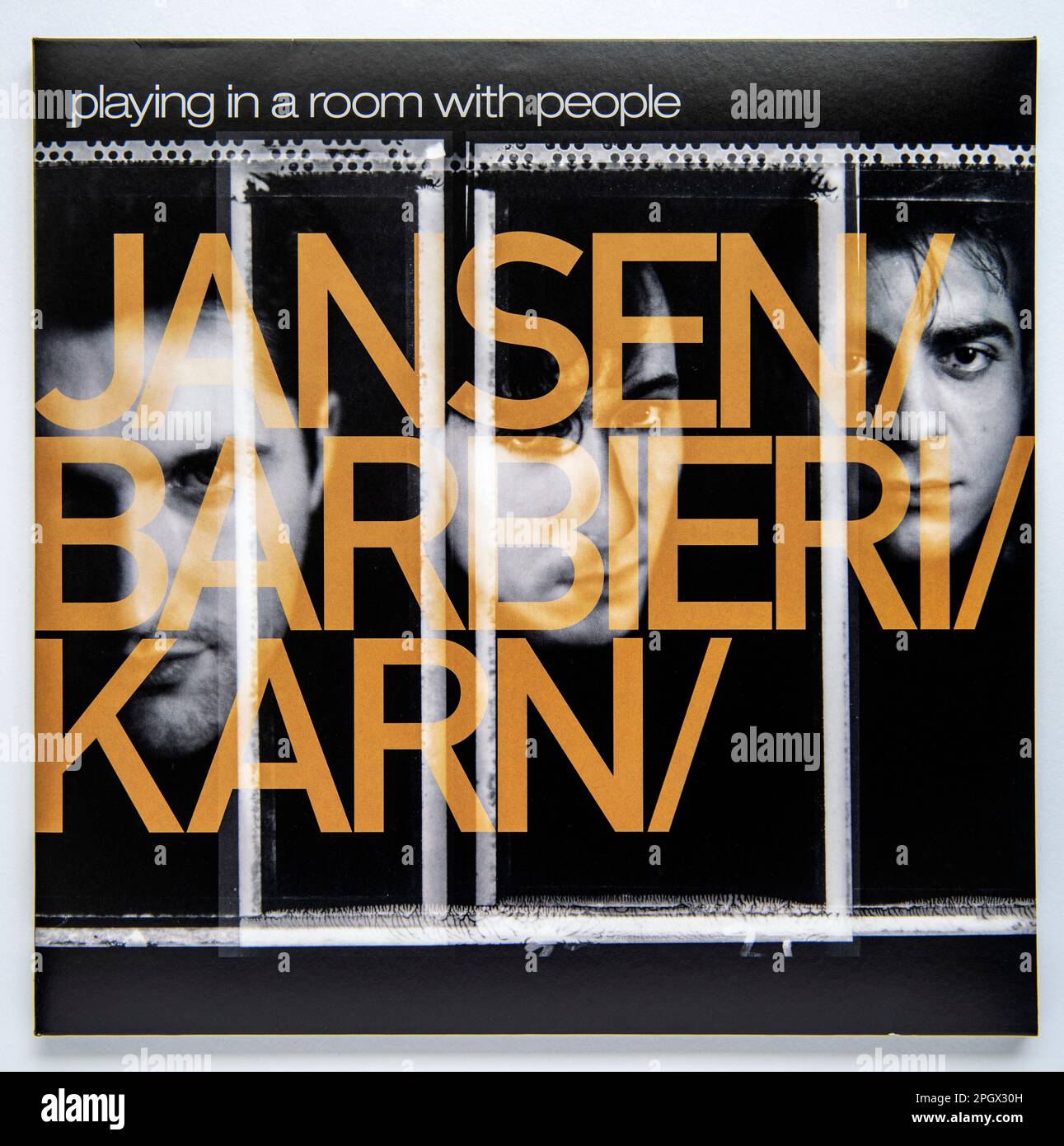 LP couverture de jouer dans une salle avec des gens, un album live par l'ancien groupe japonais Jansen Barbieri Karn, qui a été sorti sur vinyle en 2020 Banque D'Images