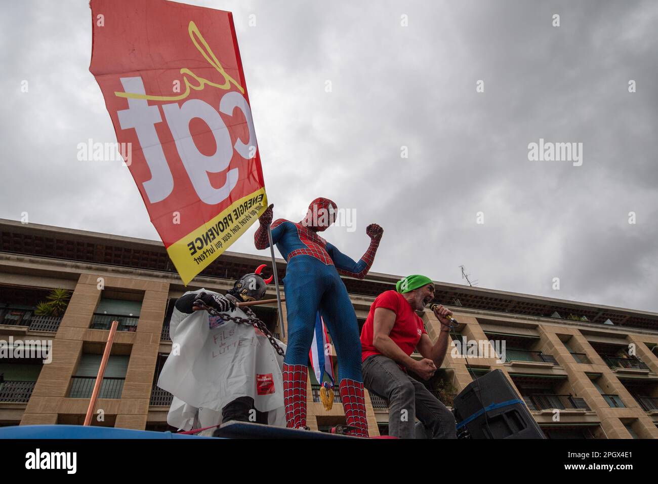 Marseille, France. 23rd mars 2023. Un manifestant vêtu d'un Spiderman fait passer le drapeau de la CGT pendant la démonstration. La marche contre le projet de réforme des retraites a mobilisé entre 16000 (police) et 280 000 manifestants normaux à Marseille. Crédit : SOPA Images Limited/Alamy Live News Banque D'Images