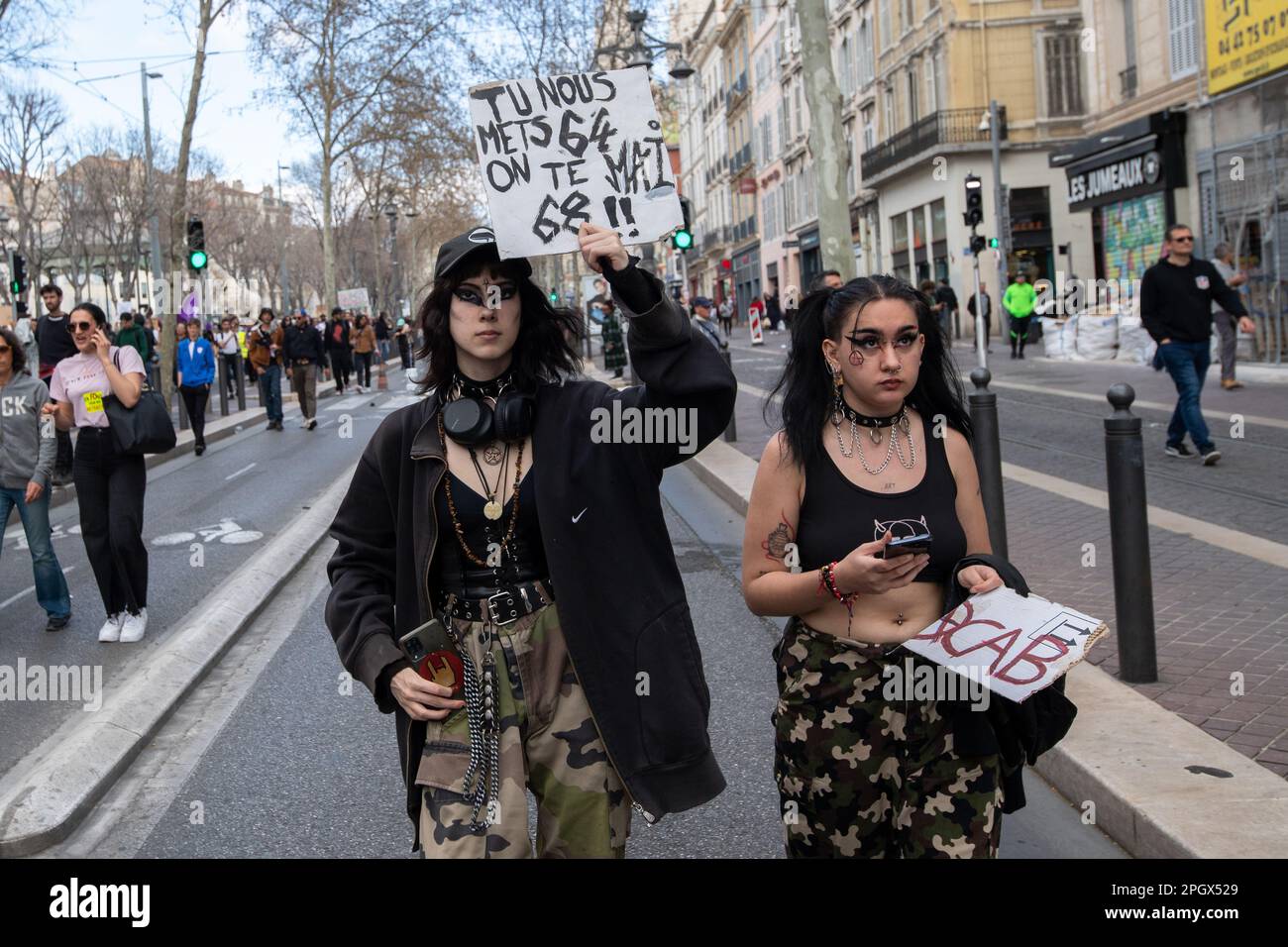 Marseille, France. 23rd mars 2023. Deux jeunes filles anarchistes dans le style gothique tiennent des placards appelant à un nouveau 68 mai et un autre marqué ACAB pendant la démonstration. La marche contre le projet de réforme des retraites a mobilisé entre 16000 (police) et 280 000 manifestants normaux à Marseille. (Photo de Laurent Coust/SOPA Images/Sipa USA) crédit: SIPA USA/Alay Live News Banque D'Images