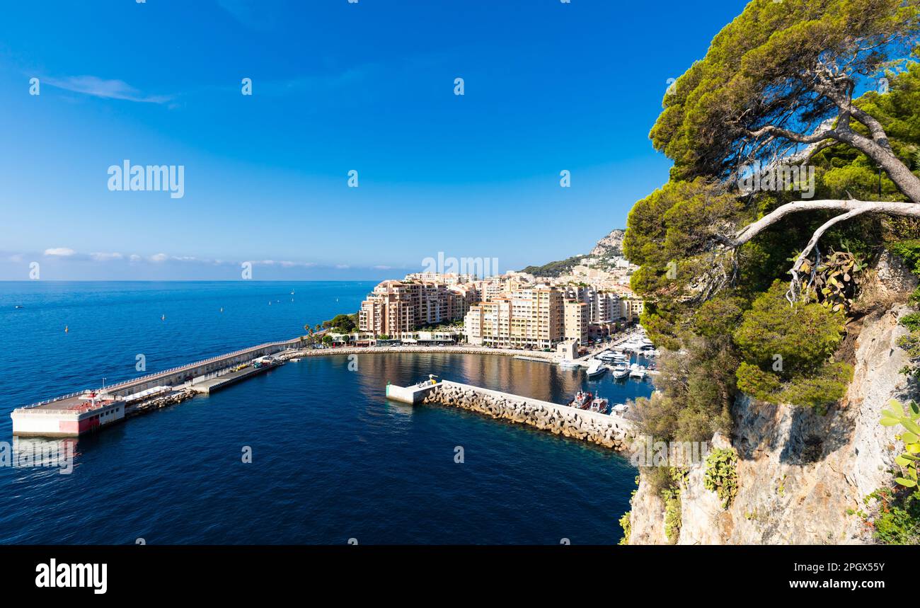 Montecarlo, Monaco - août 2022 : vue panoramique sur le port de Fontvielle avec ciel bleu et mer Banque D'Images