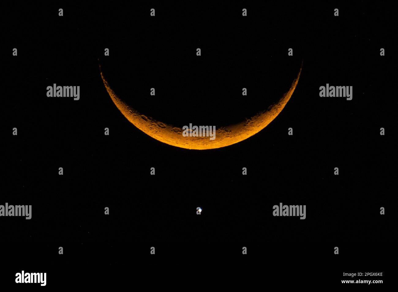 Ahmedabad, Gujarat, Inde. 24th mars 2023. Phénomène rare appelé 'occultation lunaire de Vénus' où la Lune de Cressent et la planète Vénus apparaissent très proches l'une de l'autre. La dernière occultation lunaire de Vénus observable a été en 2010, et la suivante ne sera pas vue avant 2063. (Credit image: © Sauragh Sirohiya/ZUMA Press Wire) USAGE ÉDITORIAL SEULEMENT! Non destiné À un usage commercial ! Crédit : ZUMA Press, Inc./Alay Live News Banque D'Images