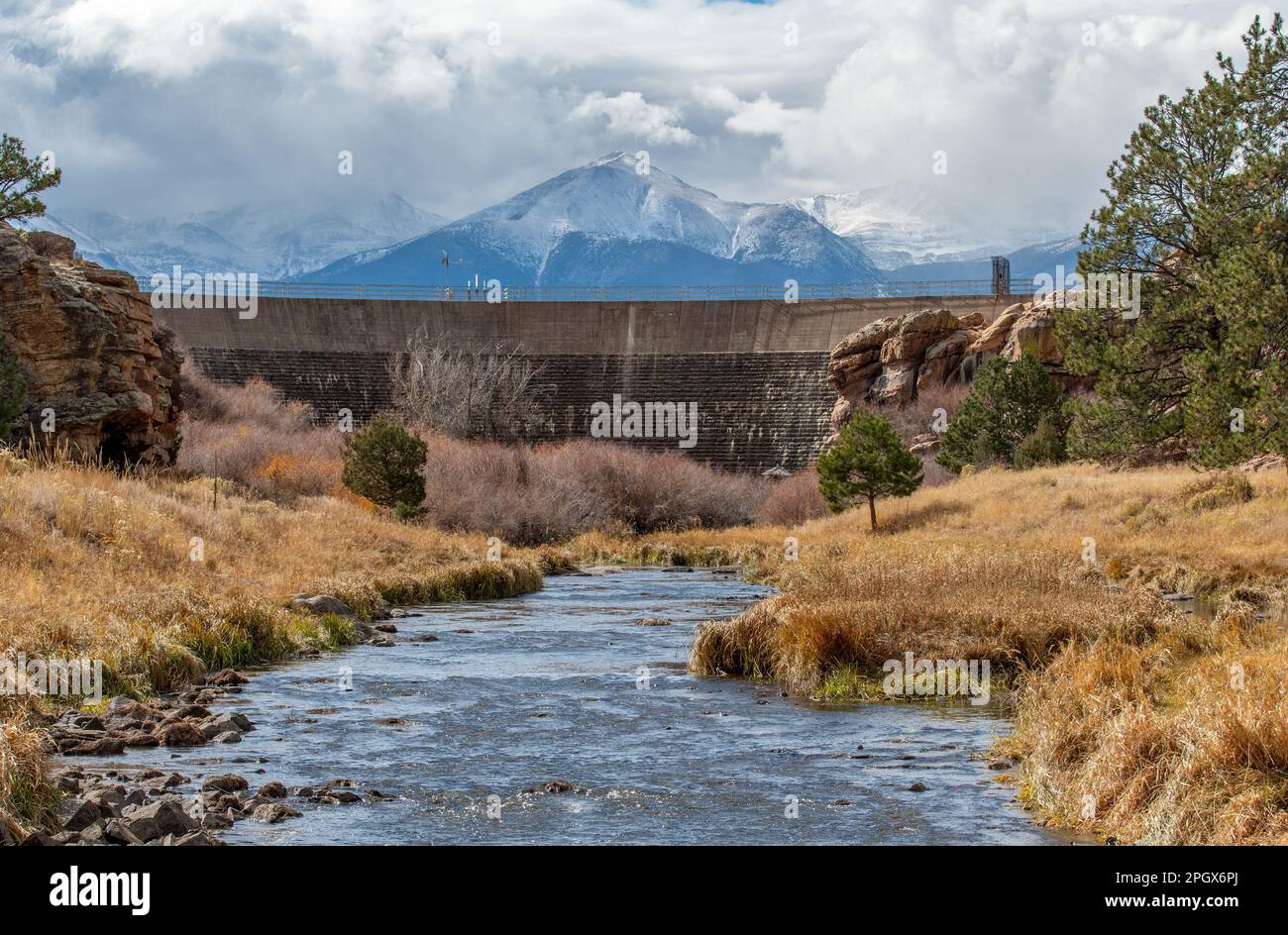 La belle crique Grape qui coule du réservoir DeWeese dans le comté de Custer, Colorado, avec une toile de fond de la chaîne de montagnes Sangre de Cristo. Banque D'Images