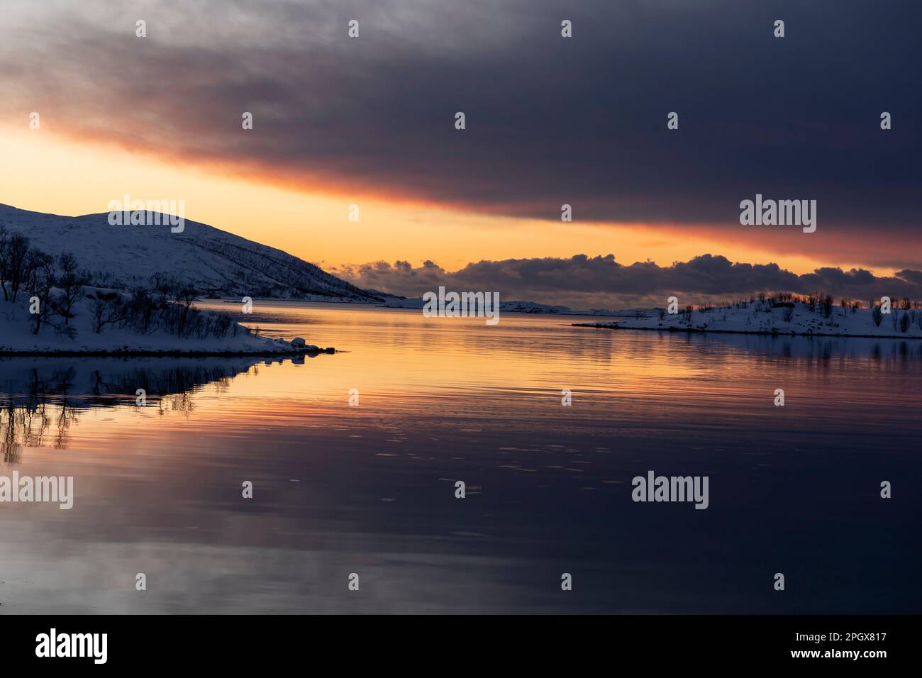 paysage enneigé fjord tromso norvège coucher de soleil Photo Stock - Alamy